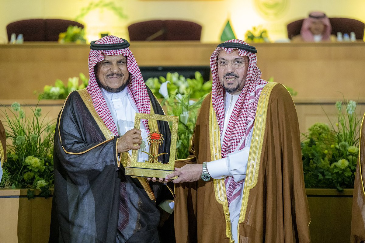 EmarahAlQassim's tweet photo. سمو #امير_القصيم يهنئ الفائز بـ #جائزة_صناعة_المحتوى_الرقمي بوسائل التواصل الاجتماعي، الاستاذ عبدالعزيز بن محمد الحصيني لتميزه في رصد ومتابعة حالات الطقس والمناخ في المملكة. https://t.co/ZpMhyN9Ap5