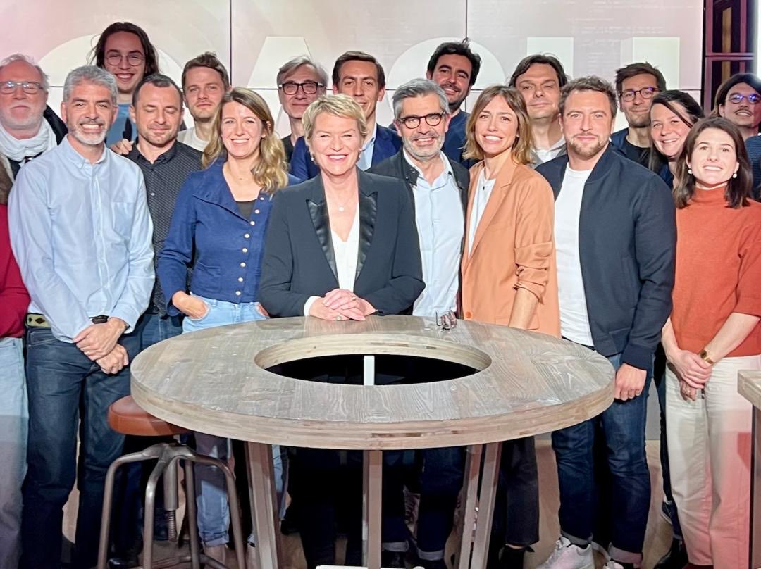 EliseLucet's tweet photo. L’équipe de #CashInvestigation hier lors de l’enregistrement de l’émission des 10 ans. On vous attend demain à 21h10 sur #france2tv De l’enquête, des coulisses et des blagues😉 https://t.co/jRGNxff2en