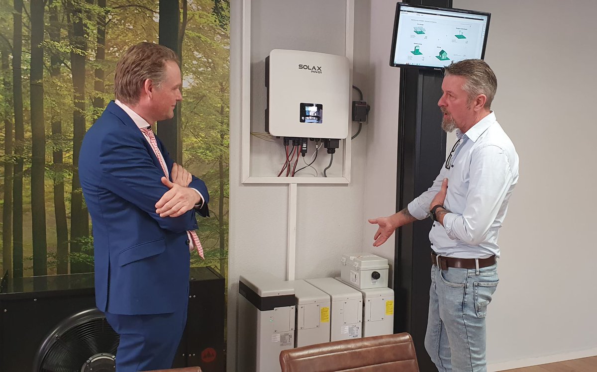 HNederpelt's tweet photo. Vandaag een bedrijfsbezoek bij Warmtebelang Kenniscentrum in Zwaagdijk-Oost. De familie Harte heeft uitgelegd hoe bodemenergie wordt gebruikt als bron voor een warmtepomp. Deze duurzame oplossing is bijzonder geschikt voor het aardgasvrij maken van woningen en gebouwen. https://t.co/3dI3dYTS2t