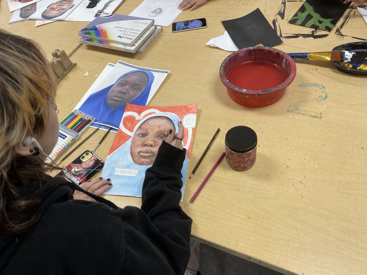 JCPSKY's tweet image. MEMORY PROJECT | @PRP_Panthers art students created pictures of Nigerian orphans that were delivered to the orphanage through a global initiative called The Memory Project!
 
Learn more: bit.ly/3Jg4m1L

See the artwork being delivered: bit.ly/3mTGauy

#WeAreJCPS