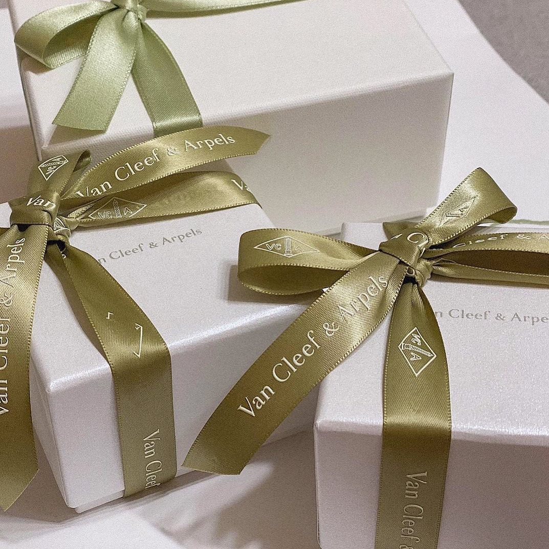 Women are good  at makeup ，while men are good at camouflage.