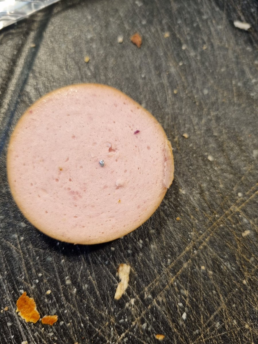 Tadoschya's tweet photo. Hallo @lidl - in eurer Fleischwurst habe ich grade ein Metallstück gefunden. https://t.co/tWg6mPKTcS