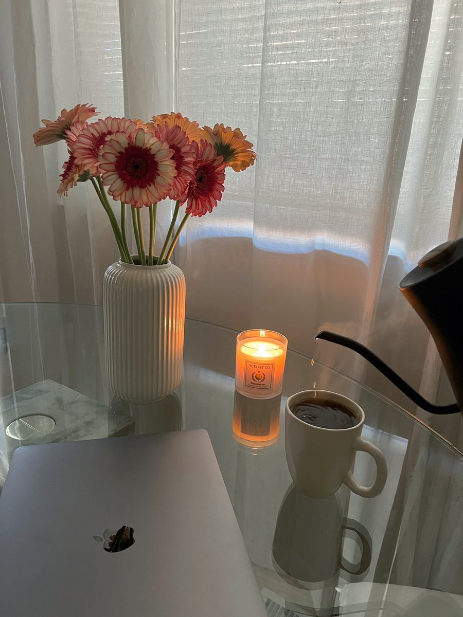 sgibri's tweet photo. work from home kinda day….also really been enjoying limited edition candle: #MagnoliaLane, a masters themed candle that can be found at https://t.co/aoAViFgyab (limited stock) #themasters #apriliscoming #golfers #golfbabe #golfersdoingthings https://t.co/SZ131o2njo