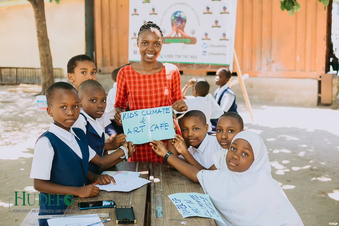 Marwamohabe1's tweet photo. Yesterday at The Kids Climate Art Cafe which is organised by @HUDEFO that showcases the power of art as a tool for climate action. The young artists are used their creativity to draw andraise awareness about the urgent need for climate action.
 #ArtForChange
#ClimateJustice https://t.co/2wvvSOynU8