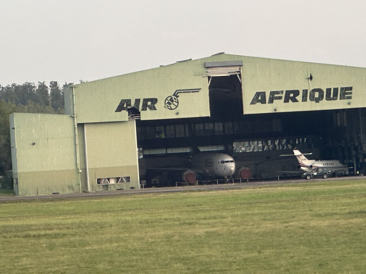 SergeMalonga's tweet photo. L’avion d’#Ecair qui traînait sur le tarmac de #MayaMaya #ChezMoiAuCongo a été planqué dans le vieux hangar technique de Air Afrique.

C’est bien cette compagnie dont on nous annonce la reprise imminente ??

@mtacmmCG @PrimatureCongoB @echocongobrazza @congomediatime @ActusCongo https://t.co/7pgJ4tMMlz