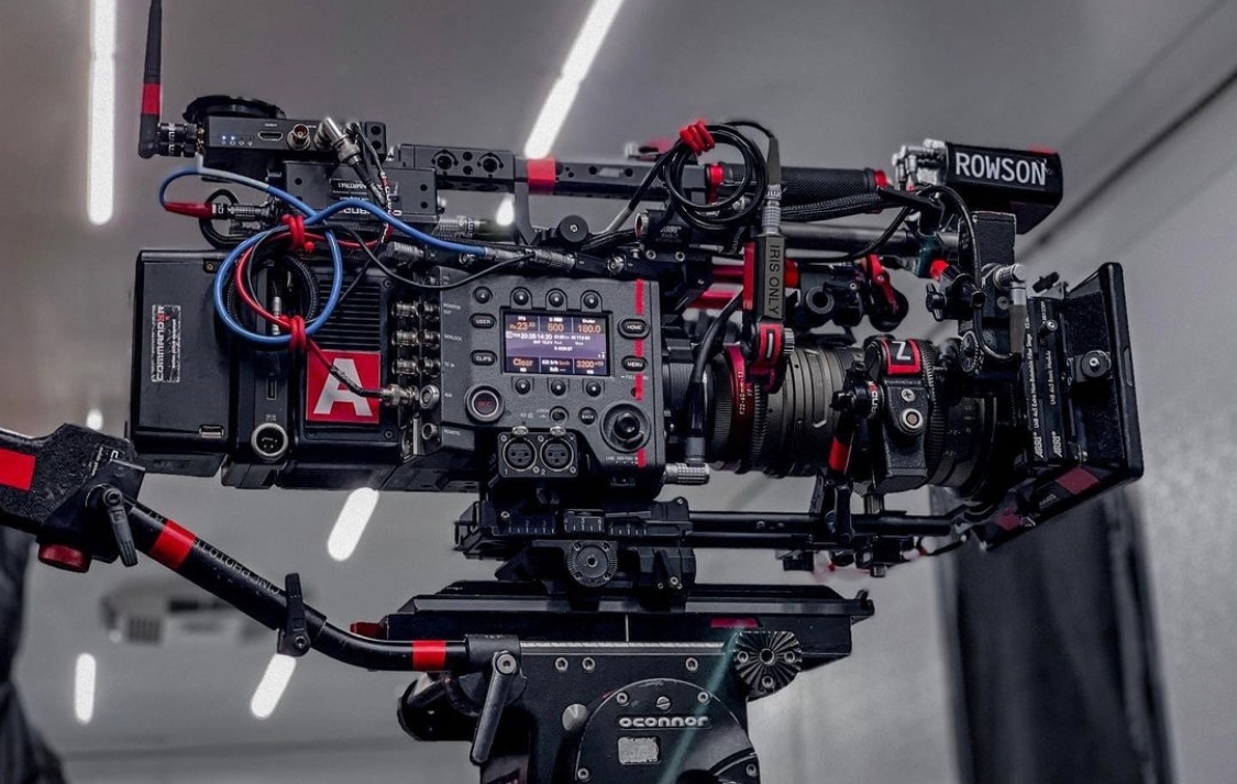 lenstoolkit's tweet photo. Beautiful Sony Venice setup 📽️😍
📸 IG: @_rowson
#sony #sonyvenice #sonycine #largeformat #angenieux #angenieuxez #mattebox #mounting #cinema #assistantcamera #setlife #behindthescenes #cameradept #cameradepartment #filmproduction #productionlife #camerarental https://t.co/i6aHUWZhhs