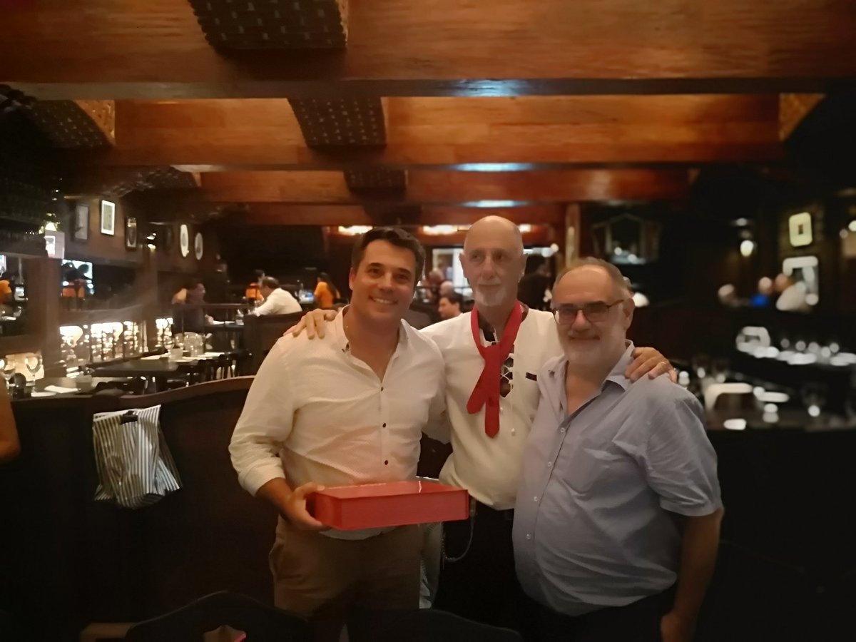 EN EL ALMUERZO DE SEGURIDAD VIAL
RECONOCIMIENTO A <a href="/leograndinetti/">Leonel Grandinetti</a>
<a href="/VTVinfo/">VTVinfo</a> <a href="/APTTA_/">#PeriodistaDeTránsito</a> <a href="/HugoPalamara/">Hugo  Palamara</a>