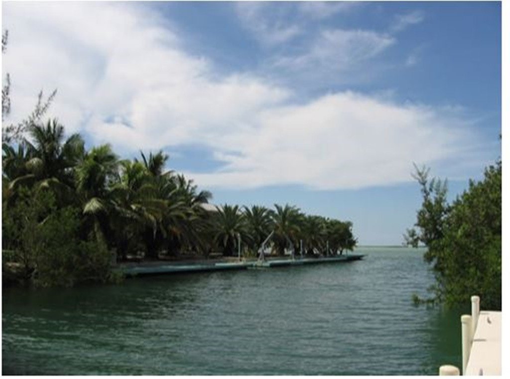 rentbyhost's tweet image. Escape to paradise with this stunning Sugarloaf Key home just 20 minutes from Key West! Enjoy nearby access to boating, fishing, and kayaking, plus the convenience of local restaurants.🌴🌅⛵ #sugarloafkey #keywest #paradiseliving #Flordia #findhomeaway