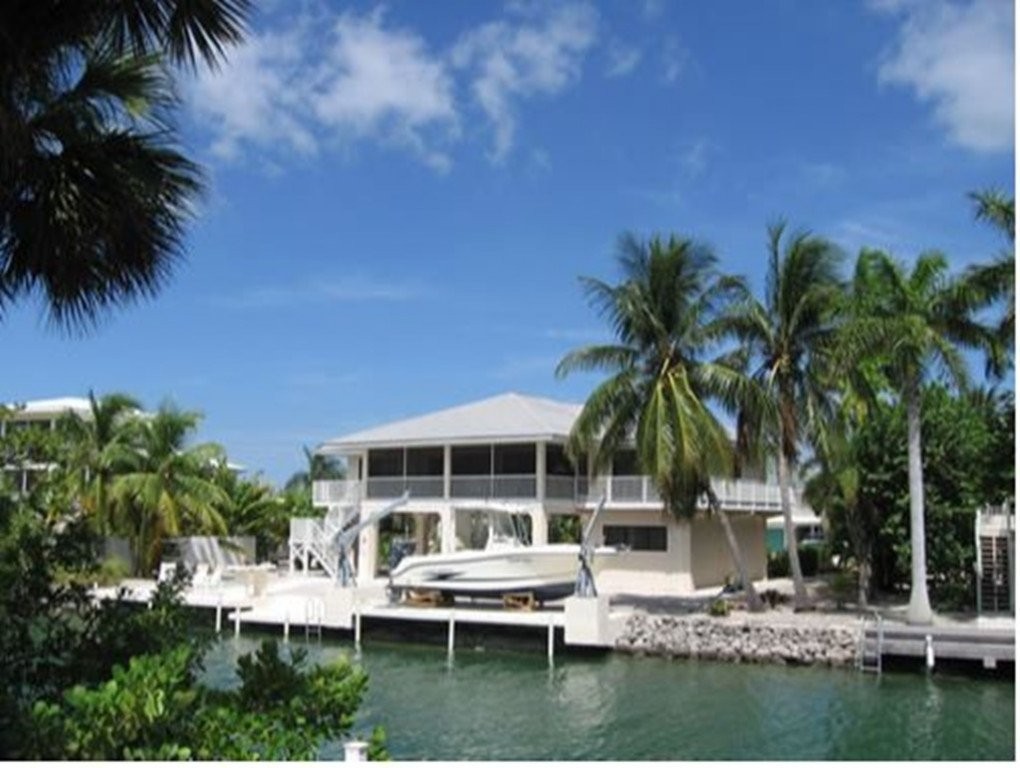 rentbyhost's tweet image. Escape to paradise with this stunning Sugarloaf Key home just 20 minutes from Key West! Enjoy nearby access to boating, fishing, and kayaking, plus the convenience of local restaurants.🌴🌅⛵ #sugarloafkey #keywest #paradiseliving #Flordia #findhomeaway