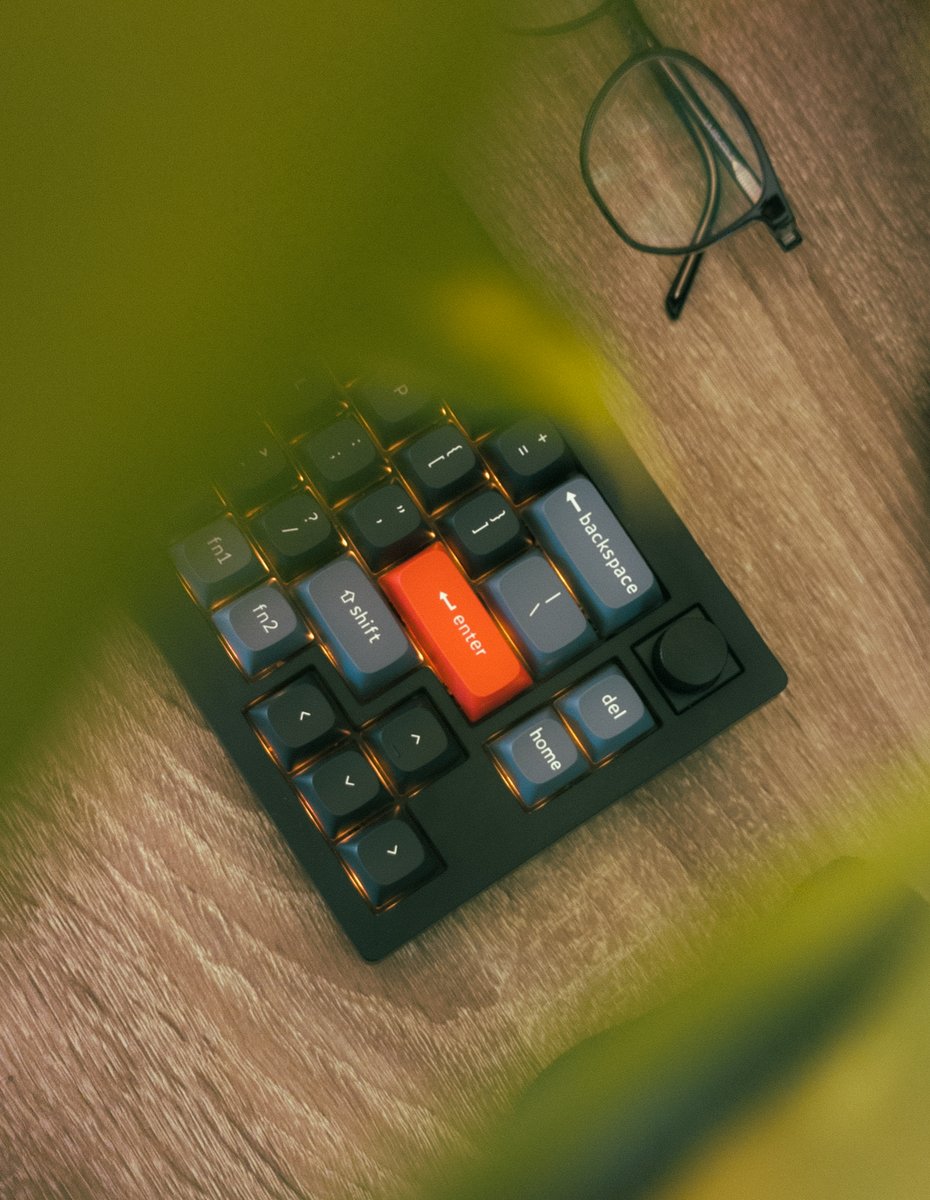 johndervishi's tweet photo. Been eying the #KeychronV2 for a while so finally got one. It has to be my favorite keyboard I've ever tried typing on.

Edited RAWs shot on Pixel 6 https://t.co/UnWYZXdCgg