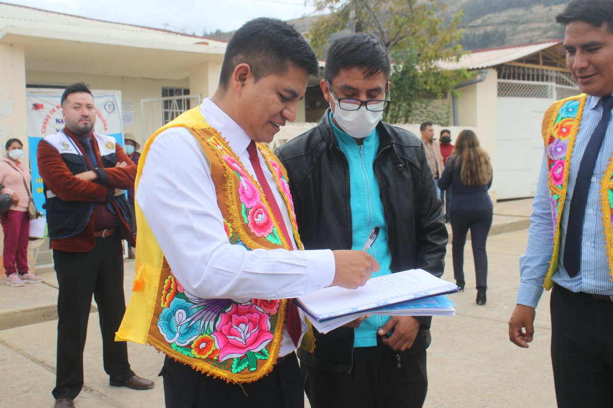 EENTAVIL's tweet photo. Burgomaestre de Huancayo prefiere que lo digan viajero por gestionar dinero para grandes proyectos que no hay por muchos años dijo Denis Cuba Rivera burgomaestre de la ciudad incontrastable. https://t.co/KwEpqPpRwJ