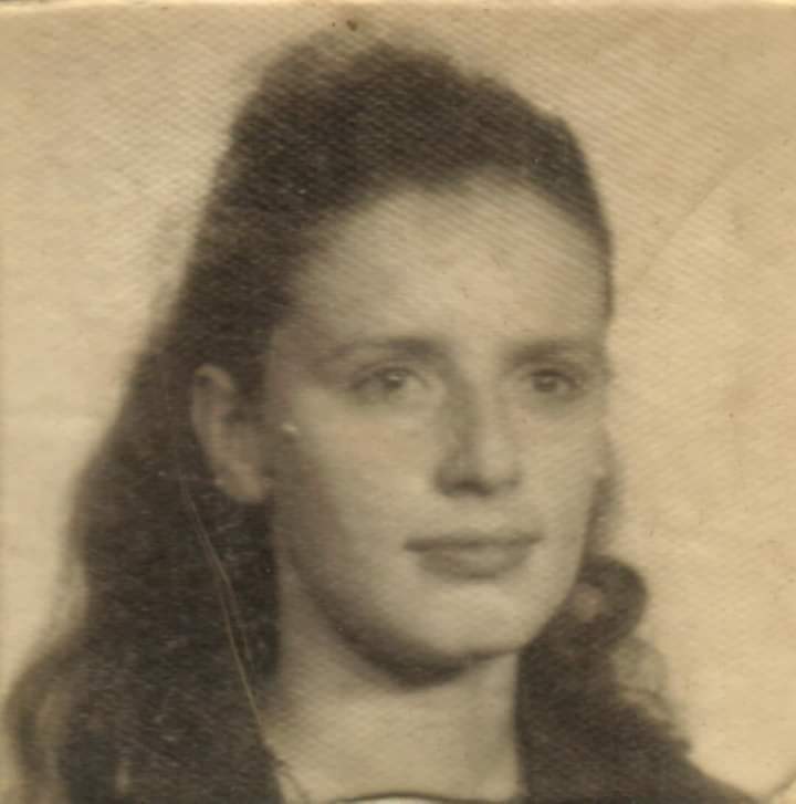 robertotaboada5's tweet image. Clara:  ella es Diana, tu mamá. Esta foto es la del carnet del Club de fútbol Estudiantes de La Plata,  club que a ella le gustaba mucho. 
En esta foto debe tener unos 15 años de edad... Quizás puedas ver un parecido en vos. 
Tu mamá fue muy buena alumna en el colegio y una vez