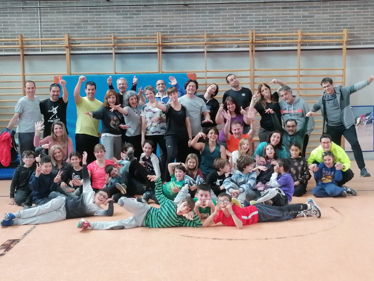 arenaldellevant's tweet photo. Avui hem tornat a vivenciar amb les famílies de la classe dels països una sessió de reptes físics cooperatius. Ha estat una tarda on tots i totes hem col·laborat a superar els diferents reptes. Sobretot hem compartit una bona estona plegats. Gràcies!!! https://t.co/3HEY9PU0AV