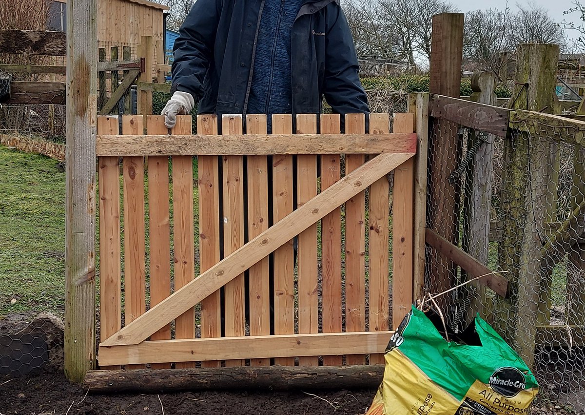 ToavesG's tweet photo. Checking our new creation to ensure it will fit the entrance to my new allotment. All upcycled wood. 

#toaves #gate #upcycle #newallotment #rabbitdefences #allotmentlife #allotmentrenovation https://t.co/OivH3VcpLY