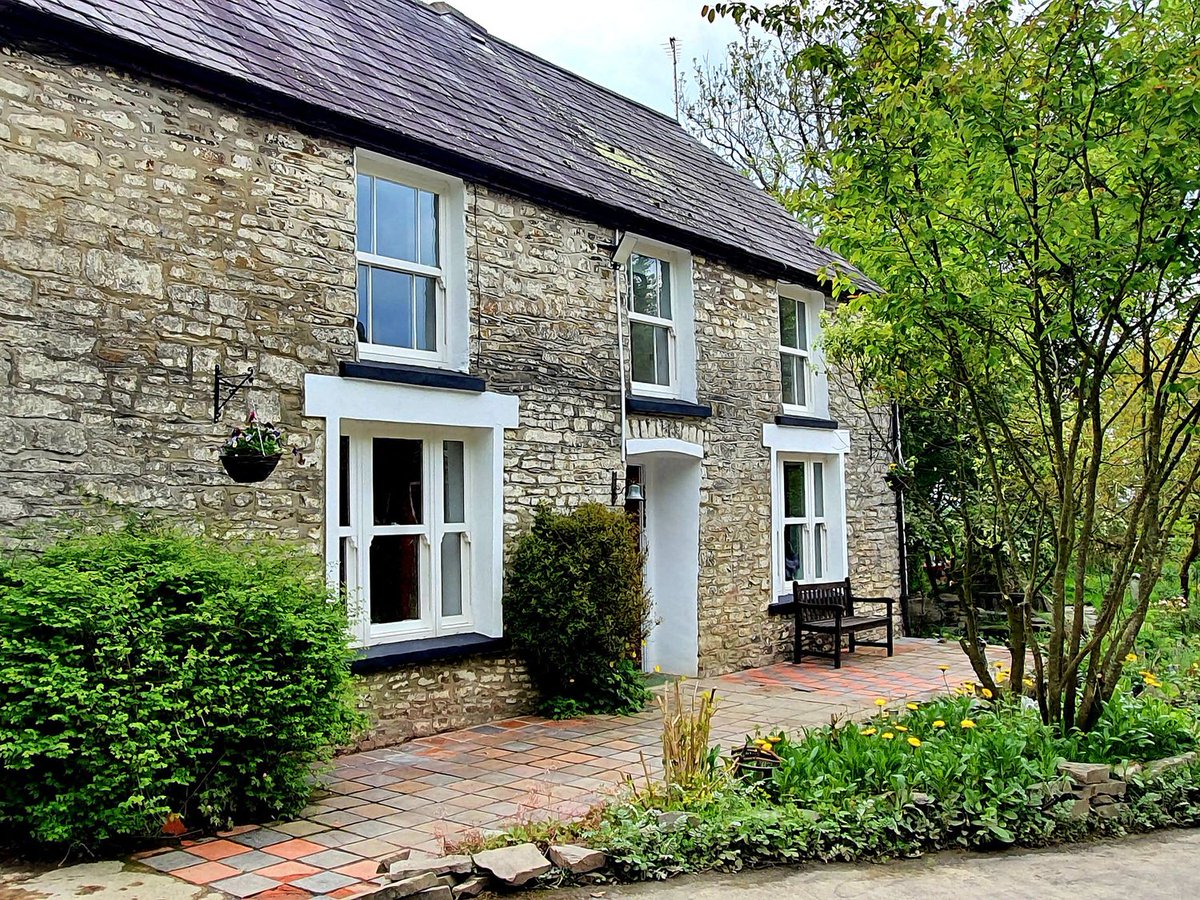 welsh_cottages's tweet photo. 😍 New #HolidayCottage Alert! 😍

We're delighted to welcome Cringoed House to our C&amp;CH family!

Based near Aberaeron, this spacious &amp; dog friendly home sleeps up to 18 in 6 bedrooms with a Hot Tub!

BOOK TODAY for your next Mid Wales coastal get-away!

➡️ https://t.co/wagZjNBT6g https://t.co/v9YlDcG9px