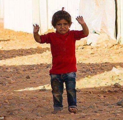 لاتقتلوني
 أين أُدفَنُ؟ في الهواء؟
وليس لي شبرٌ
من الوطن الموزّعِ
بين أصحاب النيافة
 والقيافة والصحافة
والخرافة والخواتم