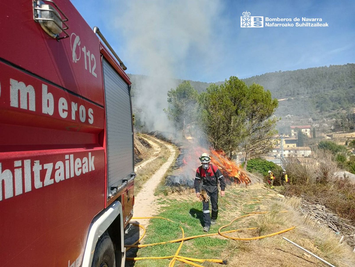 bomberos_na's tweet photo. Realizamos esta mañana una quema prescrita para la prevención de incendios de interfaz en el pueblo de #Ayesa (#Ezprogui) 

@bomberos_na
EPRIF @mapagob
@Guardas_na https://t.co/sjysosLrs1