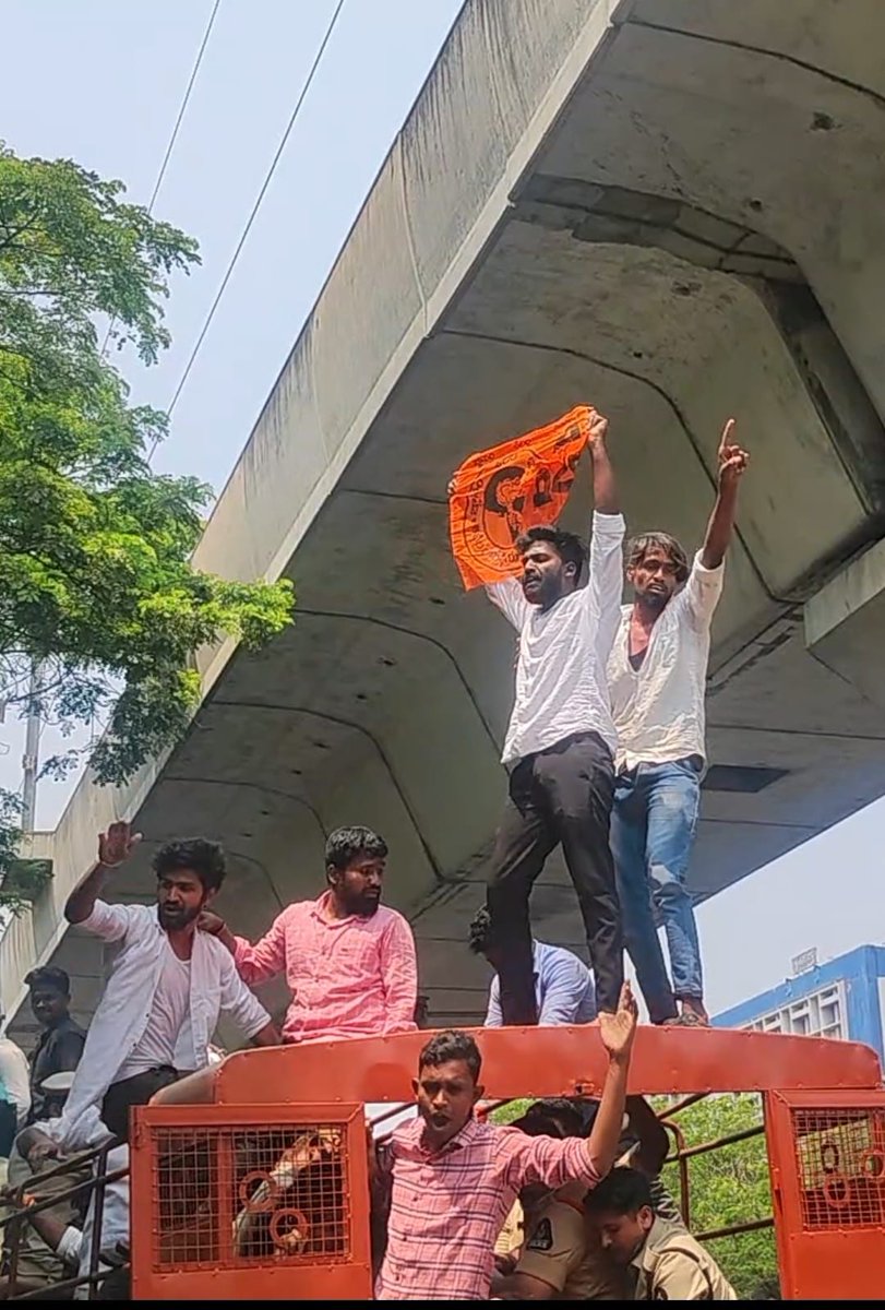 MedchalABVP's tweet photo. TSPSC మరియు రాష్ట్ర ప్రభుత్వం నిర్లక్ష్యం కారణంగా పరీక్ష పత్రాలు లీకు కావడం చాలా దుర్మార్గం దీనిని నిరసిస్తూ ABVP ఆధ్వర్యంలో TSPSC కార్యాలయాన్ని ముట్టడించడం జరిగింది. ఈ కార్యక్రమంలో పలువురు విద్యార్థి నాయకులు అరెస్ట్ కావడం జరిగింది. #LeakageTSPSC #tspscpaperleak https://t.co/zJZa52yuSN
