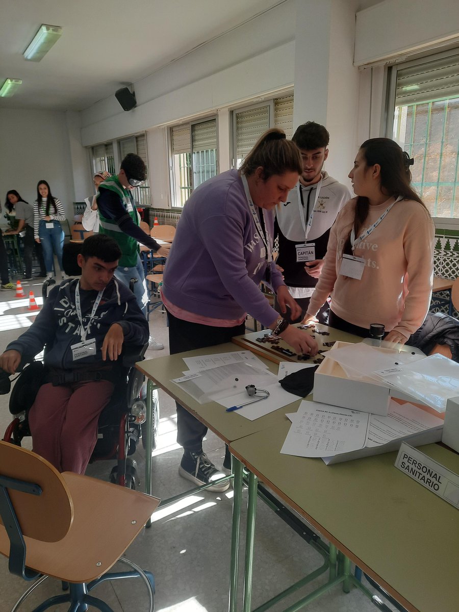 DGTes's tweet photo. 🤔🤔¿Sabías que los 60 minutos posteriores a #SiniestroVial son claves? Una intervención rápida y eficiente puede suponer la diferencia entre vida y muerte.

Es el dilema que se planteó al alumnado del @IesTorre que participó en el Escape Room "La Hora de Oro".

#JPT #Málaga #DGT https://t.co/mAWcNunqV4