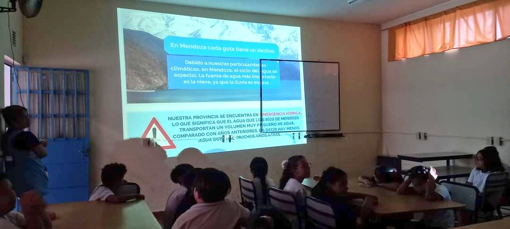 YamelAses's tweet photo. #EcoEscuelasGC
Comenzamos el recorrido ambiental por colegios de #GodoyCruz 🌎♻️
Visitamos las escuelas Severo Gutierrez del Castillo y Ciudad de Brasilia donde estudiantes de 4to y 6to aprendieron sobre el cuidado del agua y eficiencia hídrica💧
#GCSustentable #AmbienteGC https://t.co/mqSY4ONgXK