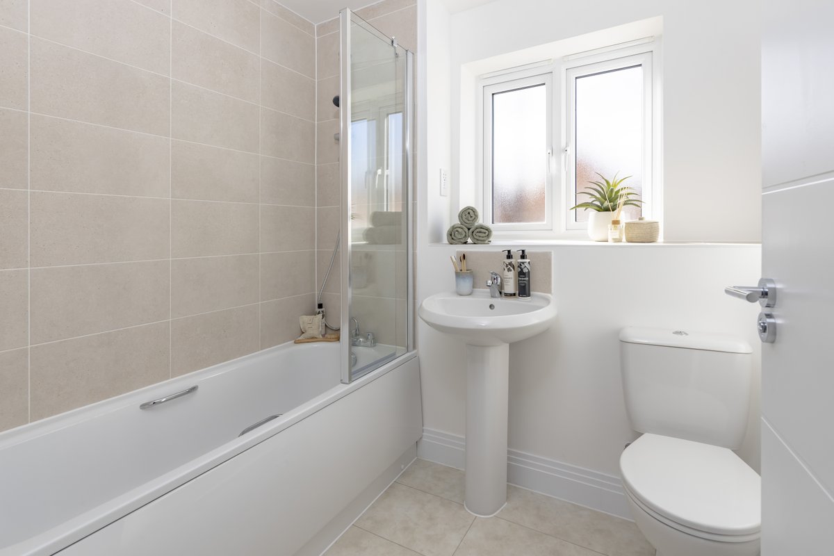 No need to rush to the spa, our #bathroom boasts a steel bath (with anti-slip), Roca Valor basin &amp; floor to ceiling tiling – the perfect backdrop for a pamper session 🛁

Learn more about our #NewBuild homes at #SouthwoodMews, #Farnborough: bit.ly/SouthernSpaceSM