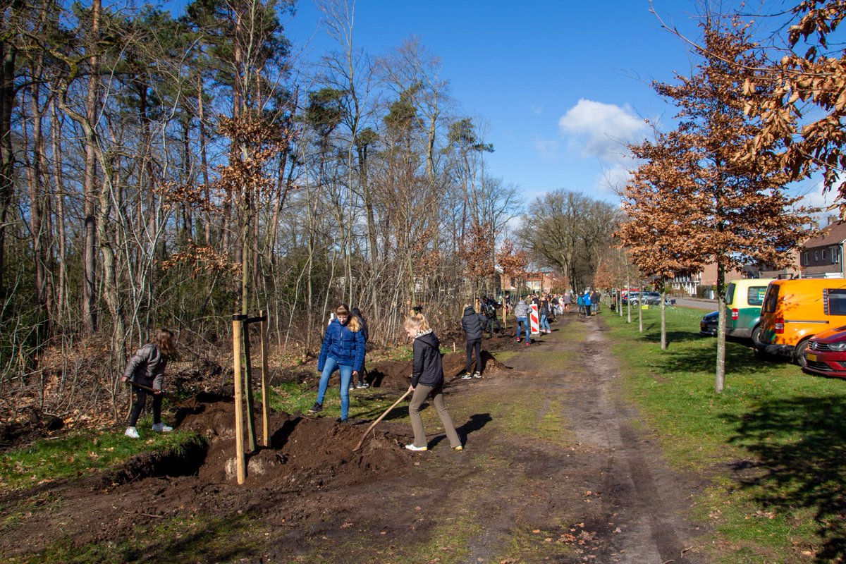 HenkWessel's tweet photo. Samen met kinderen van school De Parel bomen geplant langs de Munnikenweg op "t Harde in het kader van @Boomfeestdag https://t.co/cuNVbYpJXt