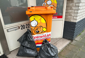 DierenLot's tweet photo. Met de DierenLot #Kledingactie helpt u de #dieren in nood met uw nog draagbare #kleding. Op heel veel plaatsen in Nederland staat een DierenLot #kledingcontainer. Benieuwd hoe dit werkt? -> https://t.co/6jHoTAfduJ https://t.co/qP9vrSXNCX