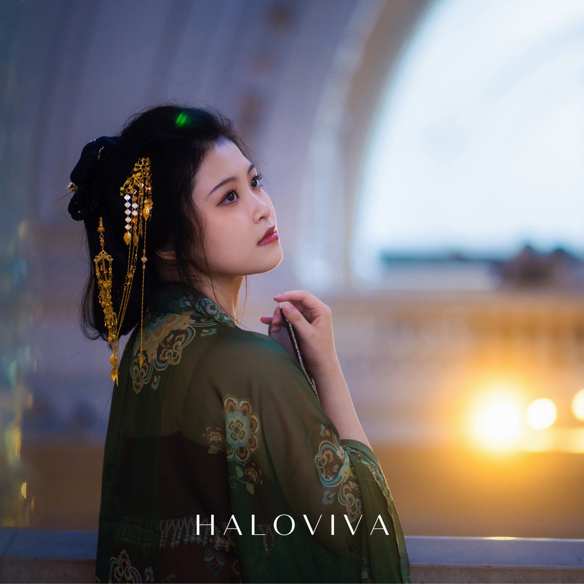 halovivauk's tweet photo. Step into a world of timeless elegance with our exceptional custom photography services for Hanfu clothing.✨ #Wednesdayfeeling #TrafalgarSquare #gold #life #london #traditionalart #BridgeOfLies #uk #fashionstyle #FashionSpace #Valhalla #ArtistOnTwitter #fashiondesigner #jewelry https://t.co/ceKbctpEvp
