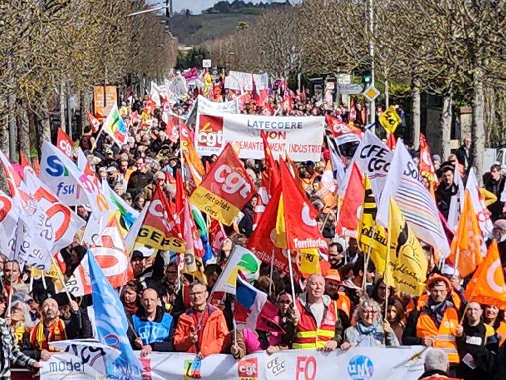 SNES_toulouse's tweet photo. Des mobilisations toujours fortes dans les départements de l'académie : 2 000 manifestant-es à #Cahors, 3 000 à #Figeac, avec 600 à #Biars (donc 5 600 sur le Lot), 4 000 à #Foix.
#RéformeDesRetraites : #64AnsCEstNon ! https://t.co/FpncSPwIp6