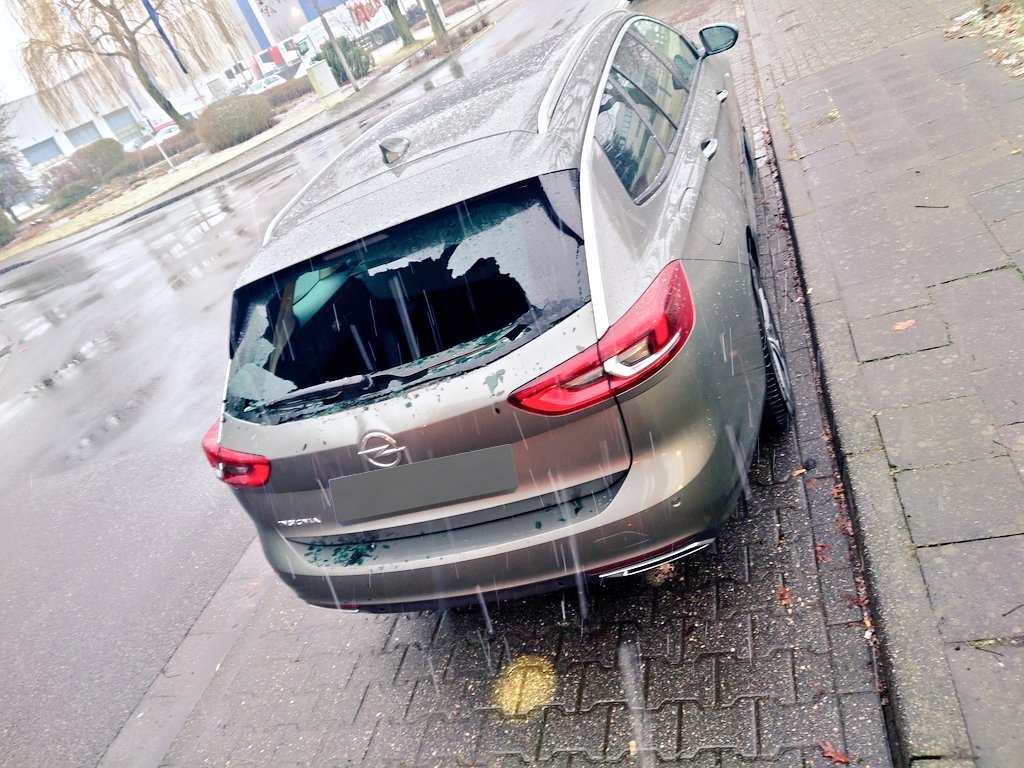 Wagoss225's tweet photo. Tak to jest jak kierowca tira nie robi przerw i wjedzie komuś w tyłek. Dobrze jedynie że na tym się skończyło. 😒😒 https://t.co/yWCUdMk6zQ