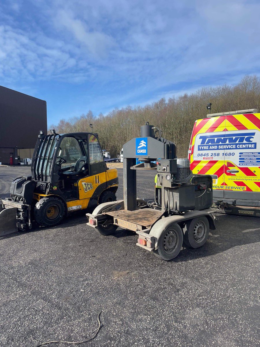 TanvicGrantham's tweet photo. 2 X 27X10-12 &amp; 2 X 6.50-10 solid tyres fitted today near Melton Mowbray #solid #tyre #tyres #lift #forklift #load #loader #solidpress #solidtyre #camso #truck #corby #van #service #industrial #fit #onsite #callus https://t.co/KjonT7R62p