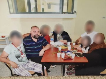 7 yıldır cezaevinde olan KHK'lı felsefe öğretmeni Ömer Faruk Değerli, Eylül 2022'de denetimli serbestlik hakkı kazandığı halde tahliye edilmiyor. Değerli’nin tutukluluk süresi, üçüncü kez 3 ay daha uzatıldı. <a href="/MBekaroglu/">Mehmet Bekaroğlu</a> 
 
DenetimliHakkı Uygulanmıyor