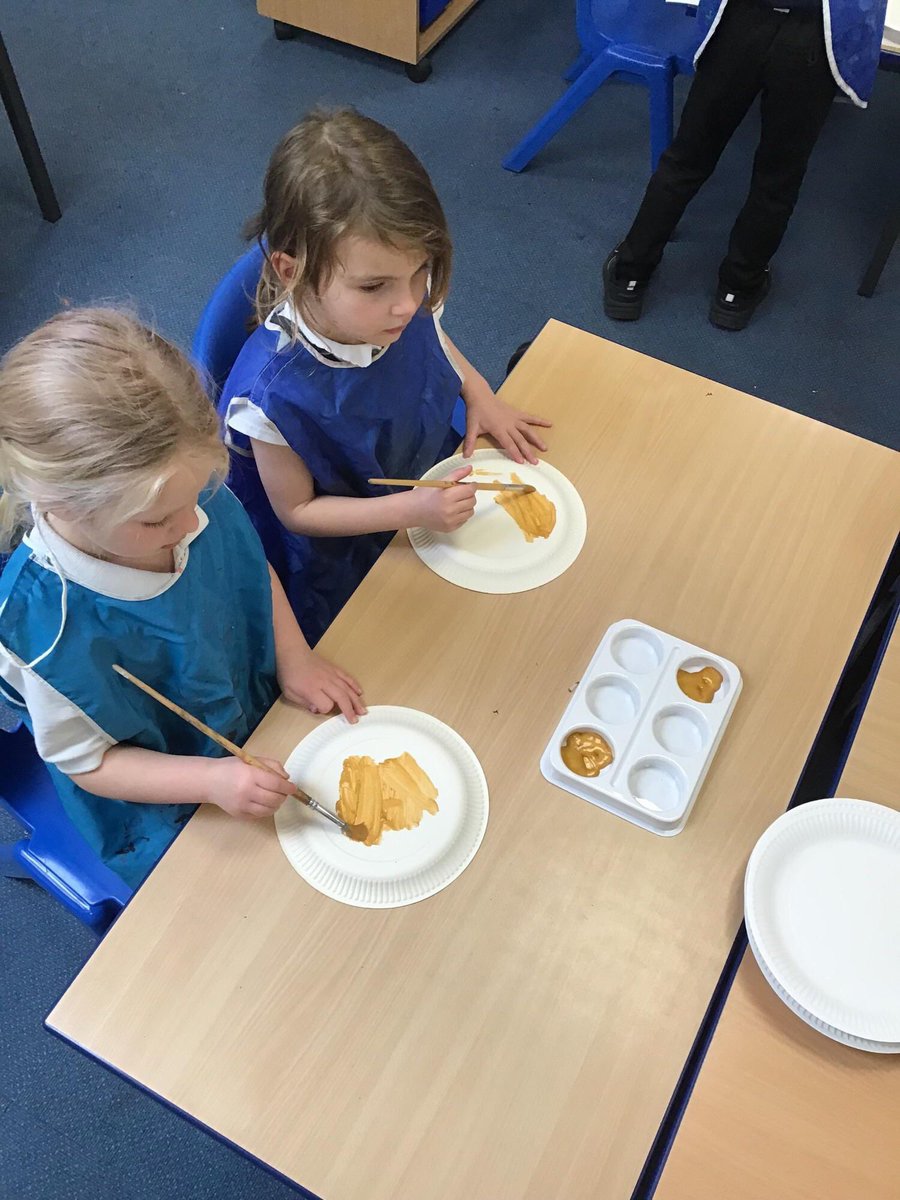 GCA_learning's tweet photo. Children in Year One have begun making their own Roman shields in preparation for battle! #GCAdt #GCAhistory #ACES_Creativity https://t.co/ojk4sMG8yY