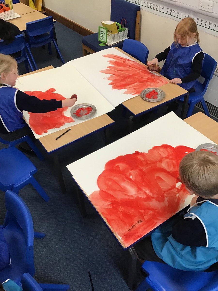 GCA_learning's tweet photo. Children in Year One have begun making their own Roman shields in preparation for battle! #GCAdt #GCAhistory #ACES_Creativity https://t.co/ojk4sMG8yY