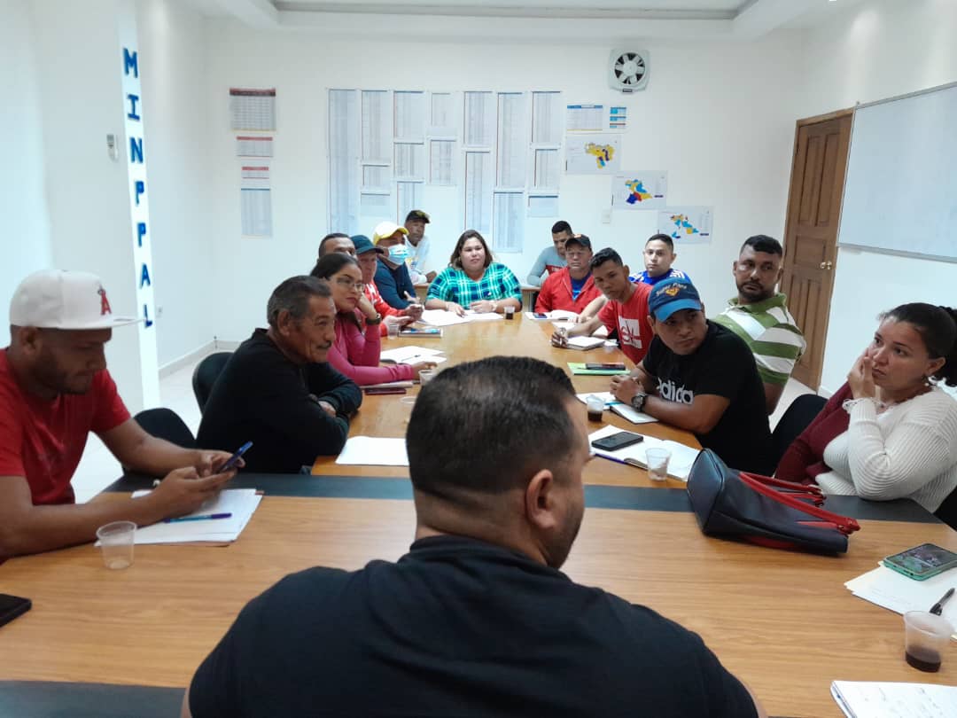 Alimentar_Anz's tweet photo. #Noticias 📰 | Secretario de Alimentación en el estado #Anzoátegui @yinderf en reunión de trabajo con los enlaces municipales del @MinAlimenVen  para la revisión fortalecimiento y planificación de las política de soberanía alimentaria emitidas el Pte. @NicolasMaduro
#15Mar https://t.co/RyxYCwq1ik