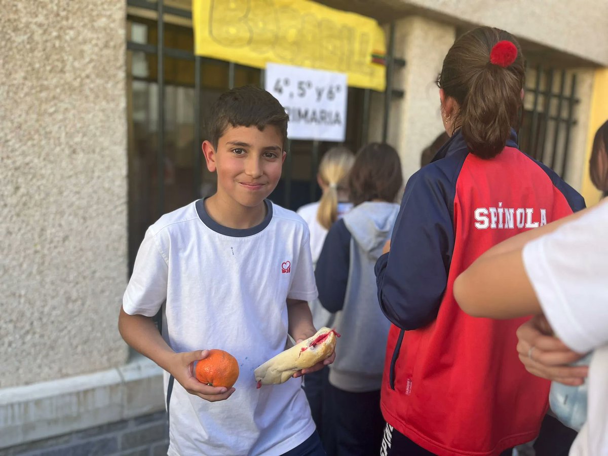 cardenalSPH's tweet photo. ACCIONES SOLIDARIAS COMO ÉSTAS AYUDAN!👏  Todo SPH se vuelca en Campaña contra el Hambre promovida desde Manos Unidas: “FRENAR LA DESIGUALDAD ESTÁ EN TUS MANOS”😍 . Con un sencillo gesto, COMER JUNTOS un BOCADILLO 🥪 #corteingles #fresaflor #citricosdelsuroeste #manosunidas https://t.co/MKAuvuM972