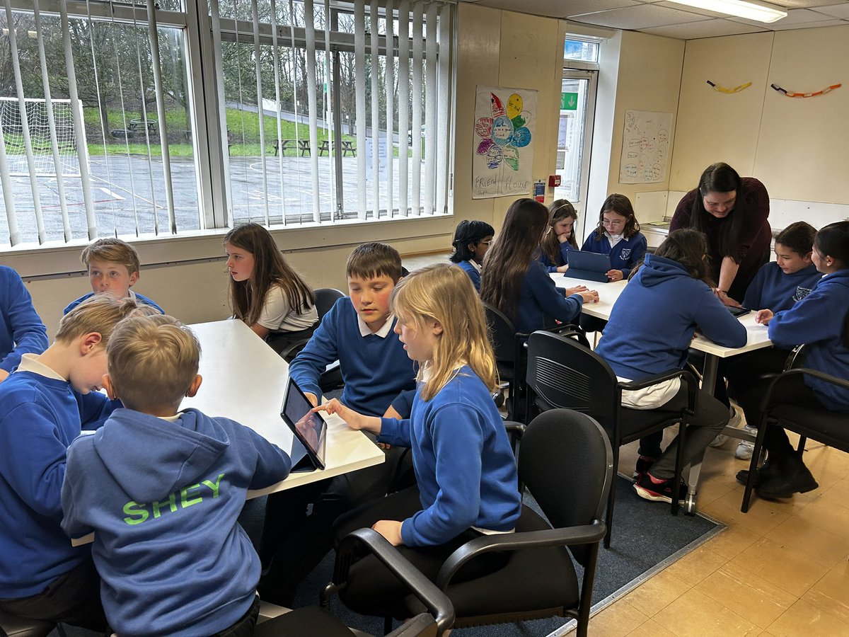 Great afternoon spent with <a href="/LlantrisantPri/">Llantrisant Primary</a> with <a href="/MichelleDCW/">michelle walker</a> training #Digitalheroes