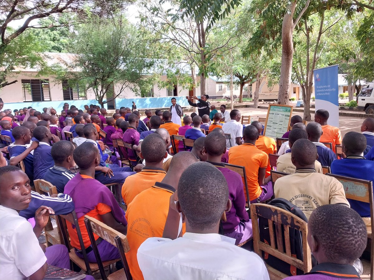 HamisJoseph's tweet photo. Mradi wa #USAIDAfyaYanguRMNCAH kwa kushirikiana na ofisi ya mganga mkuu halmashauri ya wilaya ya Bunda wametoa elimu kwa wanafunzi 200 wa shule ya sekondari Chisorya kuhusu
Huduma rafiki kwa vijana
Umuhimu wa chanjo ya #HPV
#OWSL
@USAIDTanzania
@JhpiegoTanzania
@wizara_afyatz https://t.co/pQYR1Gdi67