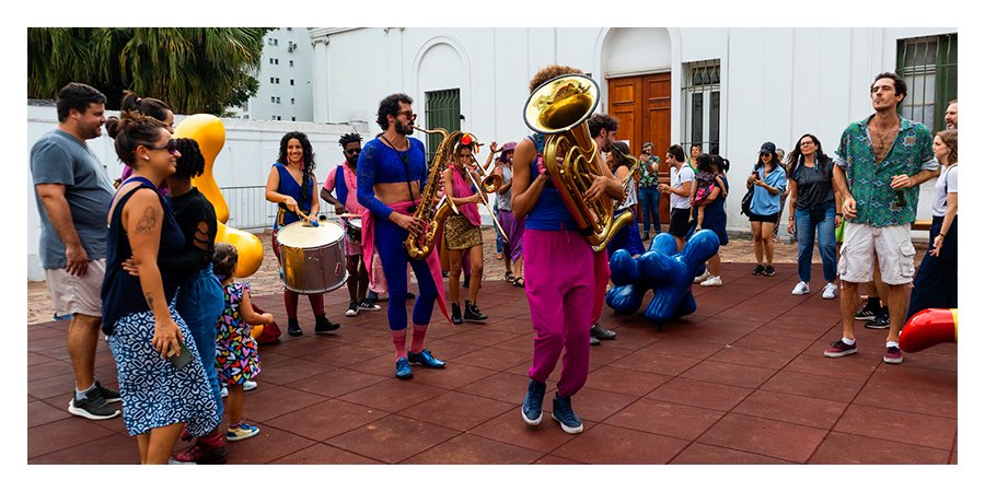 mcb_org's tweet photo. Hoje é dia de #TBT!

No último sábado, 11/03, aconteceu no pátio e jardim do MCB a Fanfarra Cornucópia Desvairada. Mais de 170 pessoas dançaram ao som irreverente da banda, que apresentou um repertório diverso de ritmos, como o forró, maracatu, samba e axé.

📸: Divulgação MCB https://t.co/fjEgYSc1B9