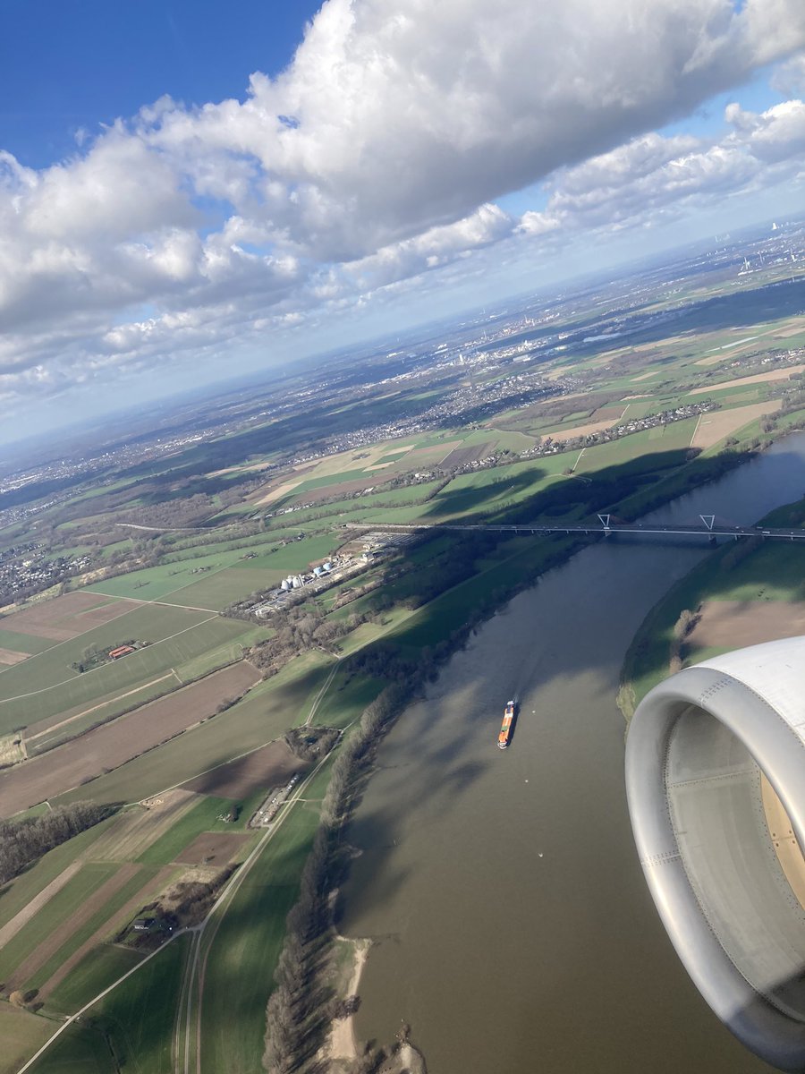 MullerBoje's tweet image. Aus der Luft #Fliegen #Rhein #Containerschiff