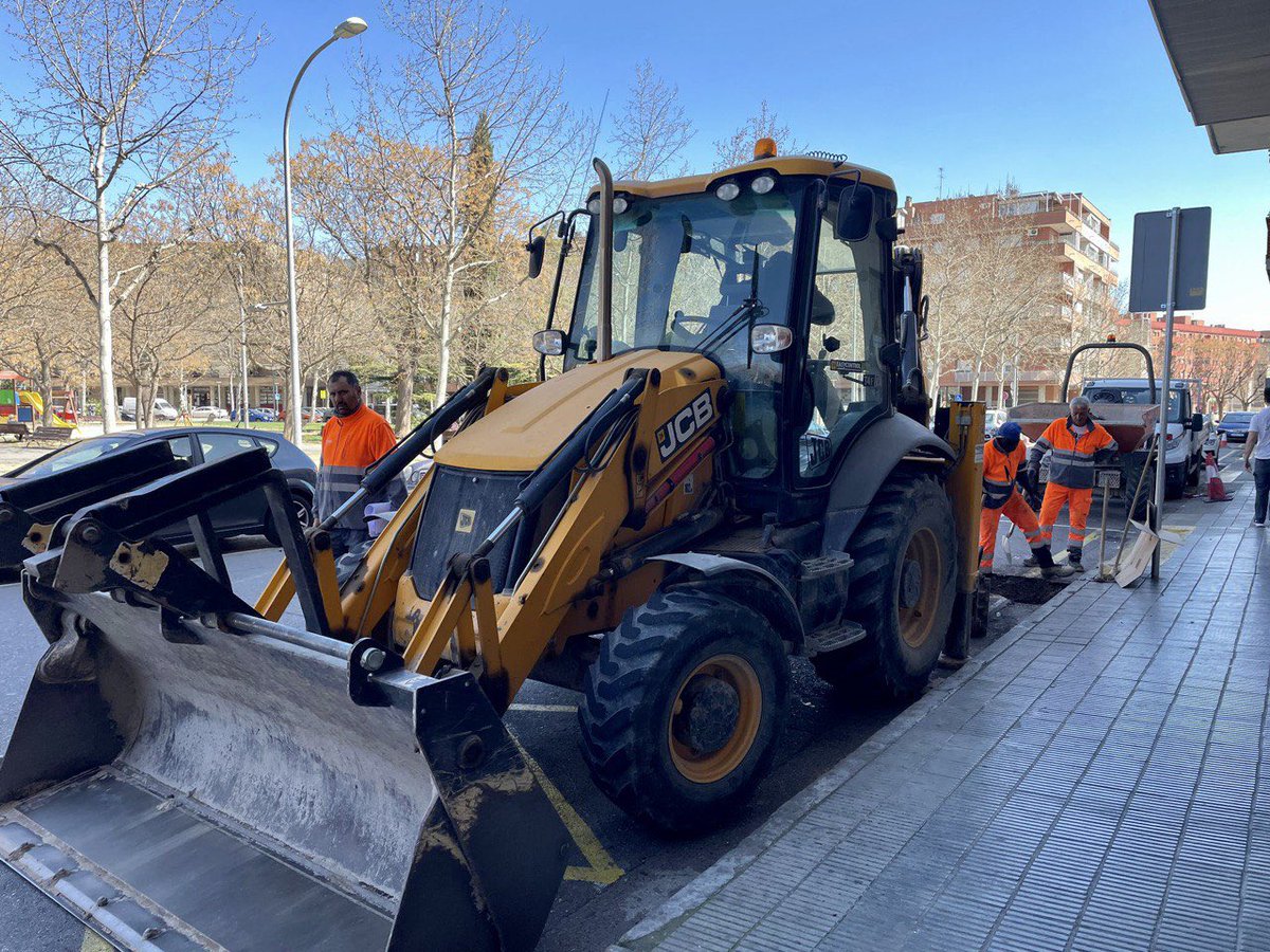 ercpaeria's tweet image. 🚧 #Lleida segueix transformant-se cap a una ciutat #amable. L'alcalde @MiquelPueyo i la TA @jfreixanet han visitat les obres del C/Penedès, a #Balàfia. Amb les actuacions es canviarà la canonada d'aigua, s'ampliarà la vorera i es millorarà la seguretat i il·luminació del barri🚗