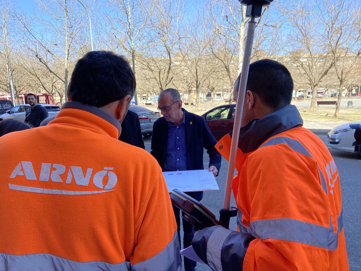 ercpaeria's tweet image. 🚧 #Lleida segueix transformant-se cap a una ciutat #amable. L'alcalde @MiquelPueyo i la TA @jfreixanet han visitat les obres del C/Penedès, a #Balàfia. Amb les actuacions es canviarà la canonada d'aigua, s'ampliarà la vorera i es millorarà la seguretat i il·luminació del barri🚗