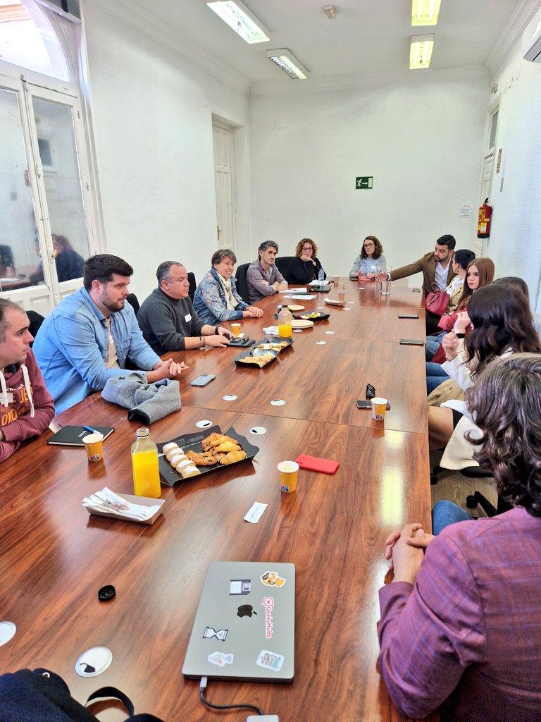 geekshubs's tweet photo. Hoy el equipo de @Destinia nos ha abierto las puertas para poder celebrar una nueva mesa de trabajo junto a profesionales de RRHH con el objetivo de reflexionar y ser el punto de encuentro que enriquezca la gestión de #talentotech en España. Compartir y escuchar para crecer. 🚀 https://t.co/IrDSI2st62