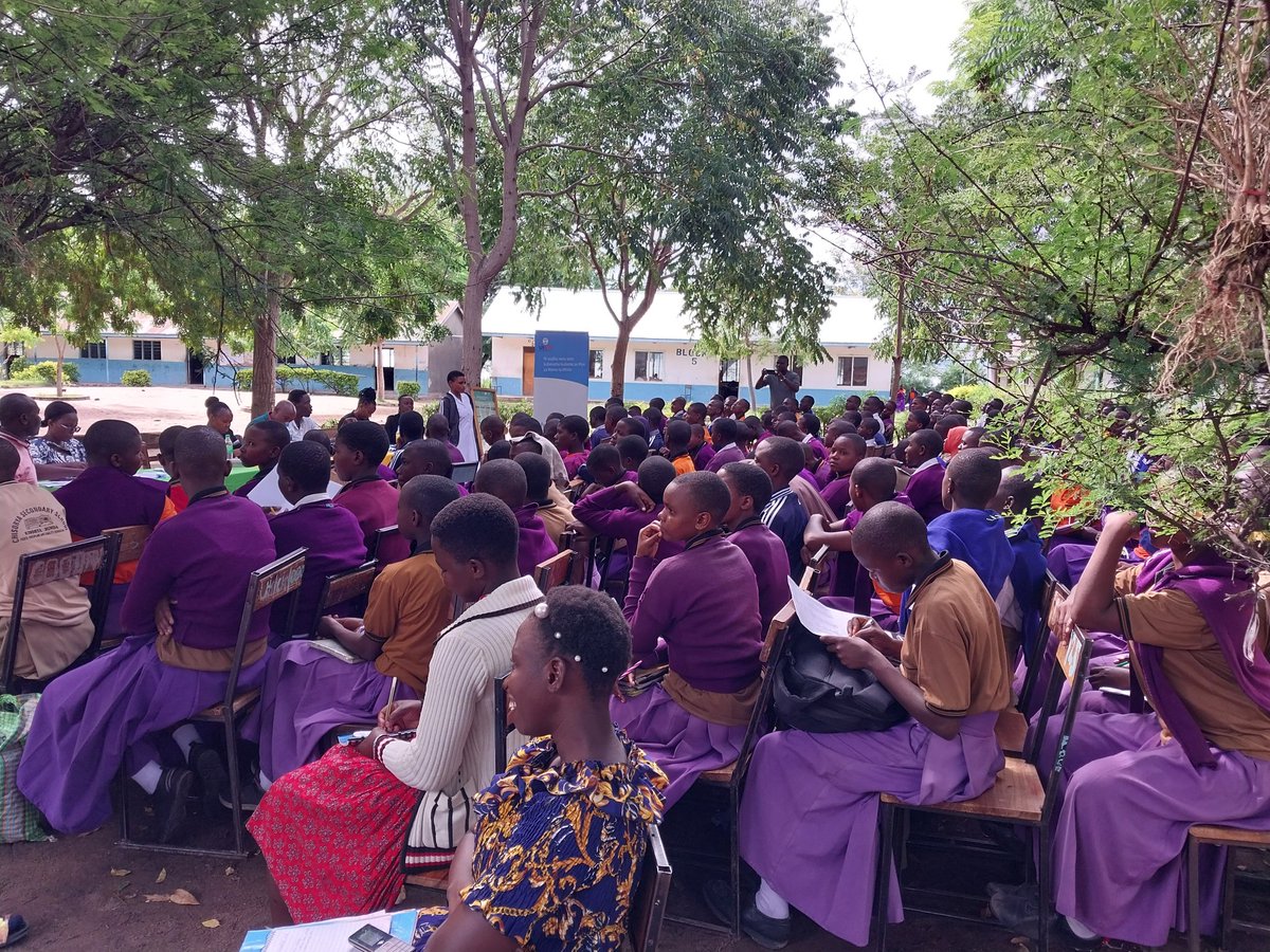 HamisJoseph's tweet photo. Mradi wa #USAIDAfyaYanguRMNCAH kwa kushirikiana na ofisi ya mganga mkuu halmashauri ya wilaya ya Bunda wametoa elimu kwa wanafunzi 200 wa shule ya sekondari Chisorya kuhusu
Huduma rafiki kwa vijana
Umuhimu wa chanjo ya #HPV
#OWSL
@USAIDTanzania
@JhpiegoTanzania
@wizara_afyatz https://t.co/pQYR1Gdi67