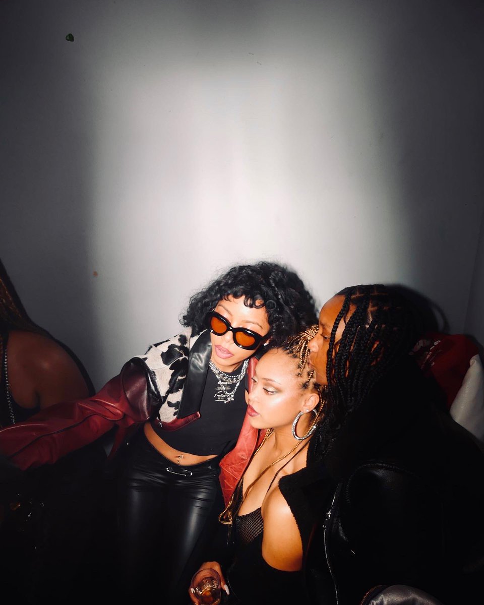 SchenayMosley's tweet photo. Tour life #Luvis4ever https://t.co/tPQa8MvSmE