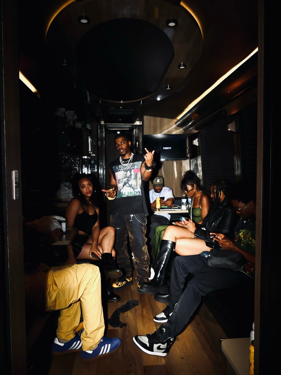 SchenayMosley's tweet photo. Tour life #Luvis4ever https://t.co/tPQa8MvSmE