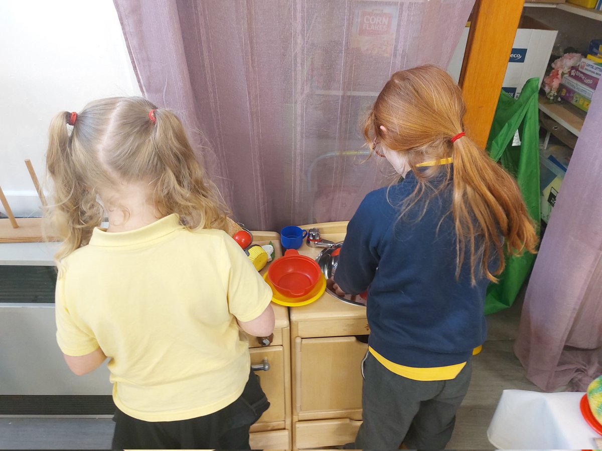 minishant_ps's tweet image. During Wellbeing Time, we had our pop stars return to perfom their song, a producer to record the performance, and two chefs busy in the kitchen cooking up a Roman feast! @ScienceWeekUK #STEMWeek2023