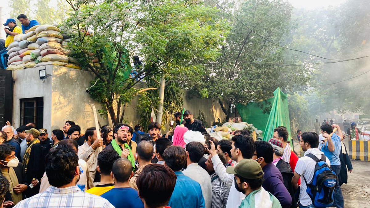 ShehryarAfridi1's tweet photo. History will tell that we stood against another misadventure of imported govt. Imported govt has failed on all fronts, from economic to diplomatic. Now they wanted a misadventure for their pol survival. Time will prove how ordinary Pakistanis stood for sanity. #Zaman_Park_Lahore https://t.co/Mkbs5iad5g