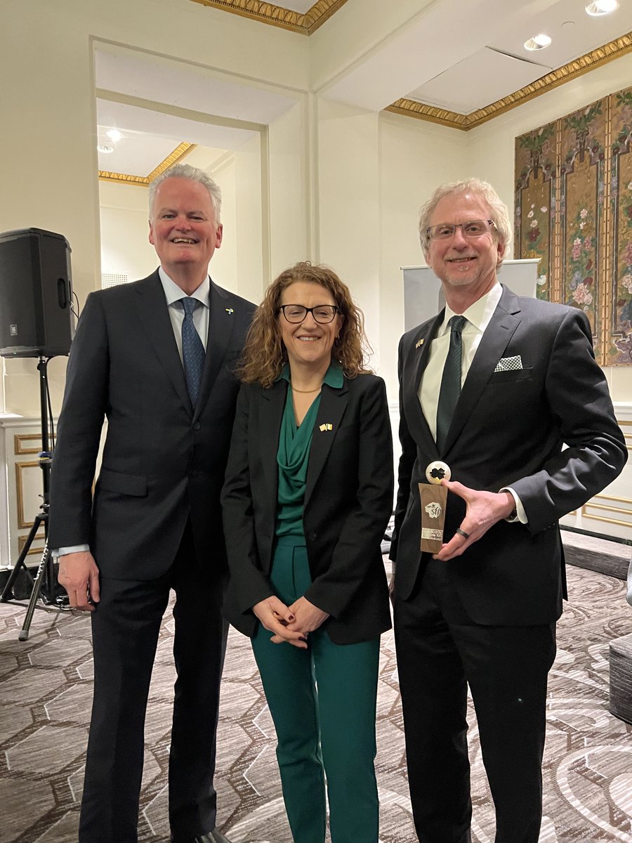 AmericanChamber's tweet photo. Thank you to @scienceirel who hosted AmCham in Washington today for the for the presentation of the prestigious SFI Science Medal which was presented by An Taoiseach, @LeoVaradkar to Dr Paul Whelton, and to Mr Paul Daugherty
#AmChaminDC https://t.co/GMnK4NMCvX