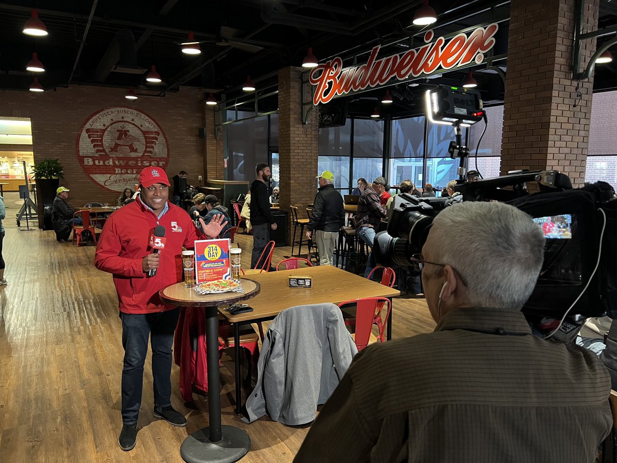 rhyan_henson's tweet photo. Spent the day eating #STL style pizza and sippin @AnheuserBusch 🍺 at the Brewery. Had the chance to get with 2 🐐 before they shut down BPV last night. @DJSirThurl #MurphyLee https://t.co/gjM5Ch5ayB